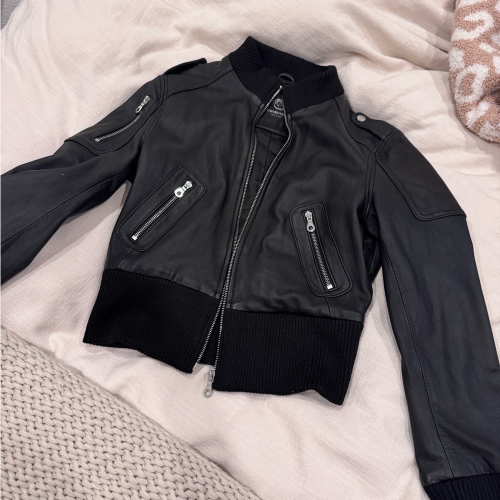 Uniquism Black Leather Bomber Jacket with Stand-Up Collar and Zipper Details